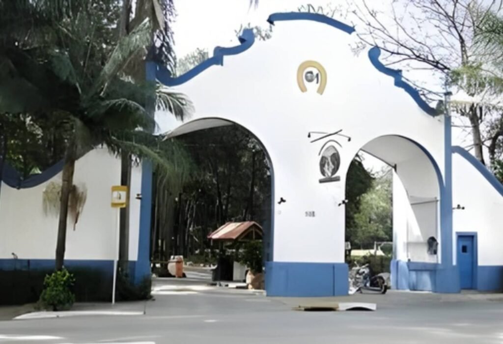 Entrada charmosa do Jardim da Hípica, condomínio em São Paulo